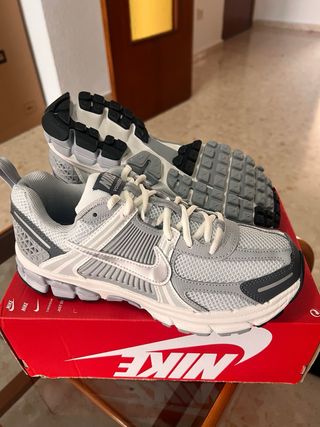 Nike Vomero 5 Gris y Blanco