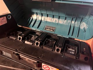 Mochila Baterías Makita PDC01 + Cargador Doble