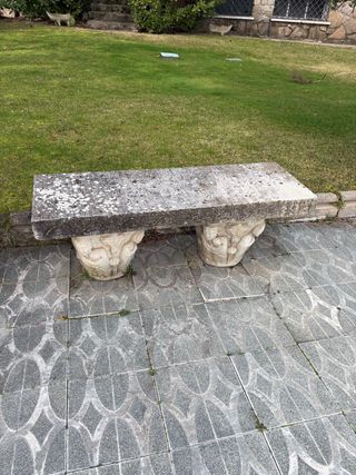 Banco de piedra decorativo