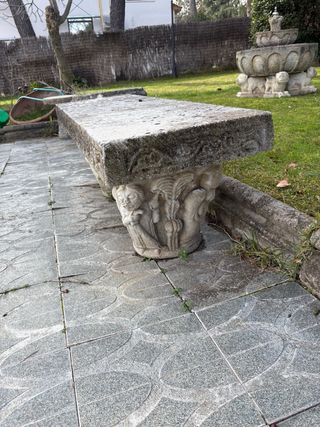 Banco de piedra decorativo