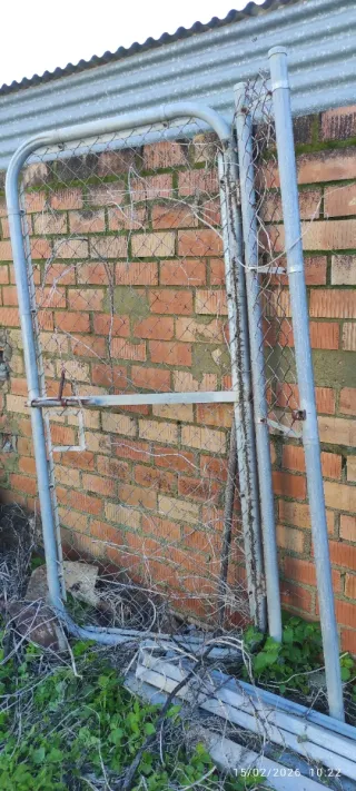 Puerta metálica para parcelas