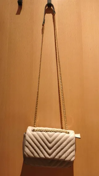 Bolso de mano beige con cadena dorada