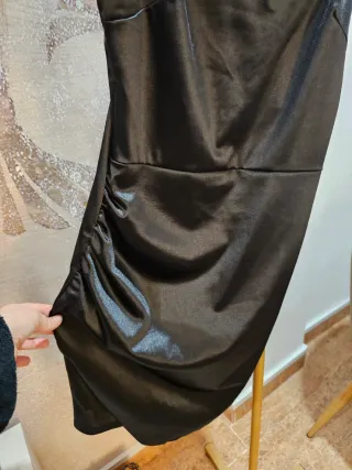 Vestido negro satinado con drapeado