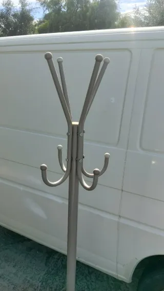 Perchero de pie metálico gris