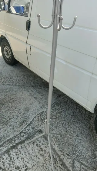 Perchero de pie metálico gris