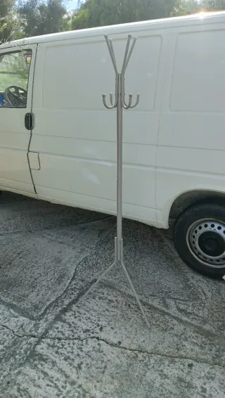 Perchero de pie metálico gris