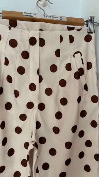 Pantalón mujer de lunares beige/marrón.