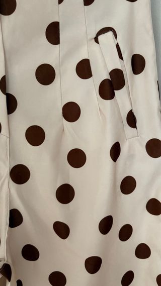 Pantalón mujer de lunares beige/marrón.