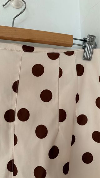 Pantalón mujer de lunares beige/marrón.