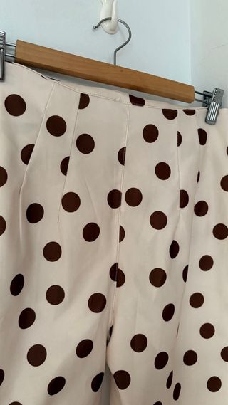 Pantalón mujer de lunares beige/marrón.