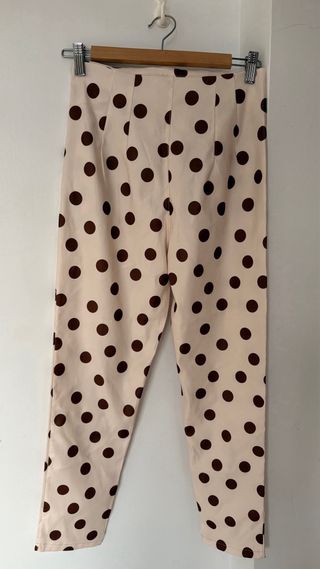 Pantalón mujer de lunares beige/marrón.