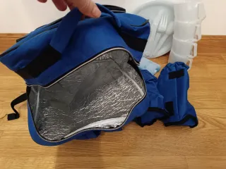 Mochila nevera azul y negra. Ideal para la playita