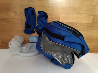 Mochila nevera azul y negra. Ideal para la playita