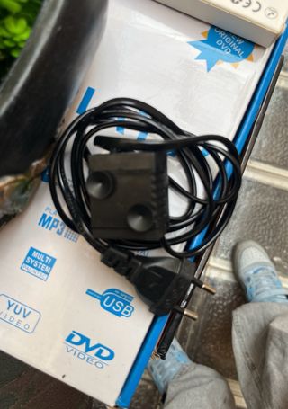 Fuente de agua decorativa con plantas