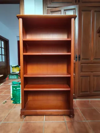 Estantería robusta de madera