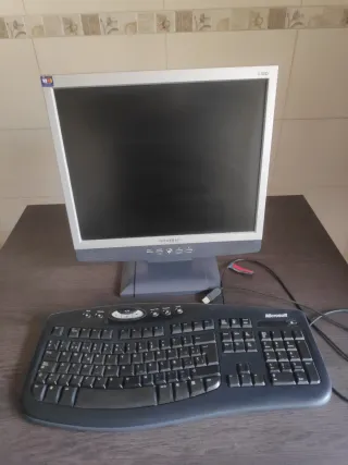 Monitor Hyundai L72D y Teclado Microsoft