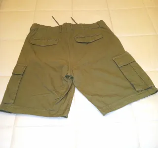 PANTALÓN CORTO ESTILO CARGO COLOR VERDE MILITAR.