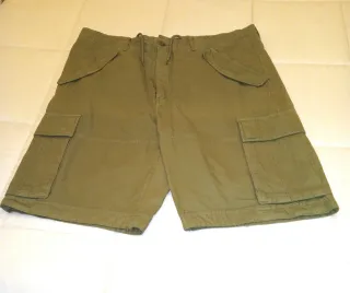 PANTALÓN CORTO ESTILO CARGO COLOR VERDE MILITAR.
