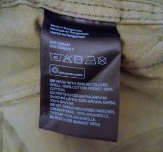 PANTALÓN CORTO ESTILO CARGO COLOR VERDE MILITAR.