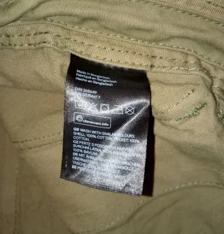 PANTALÓN CORTO ESTILO CARGO COLOR VERDE MILITAR.