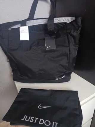 Bolso Nike Negro con neceser a juego. Son etiqueta