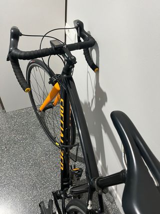 Bici de carretera Specialized negra/naranja