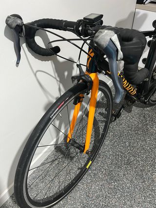 Bici de carretera Specialized negra/naranja