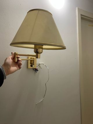 Lámpara de pared dorada y beige