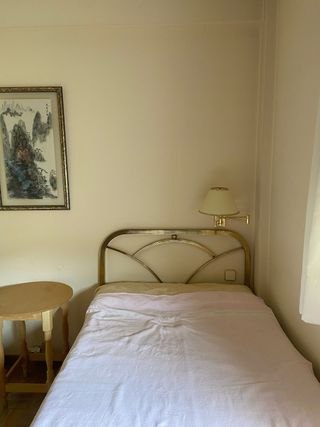 Lámpara de pared dorada y beige