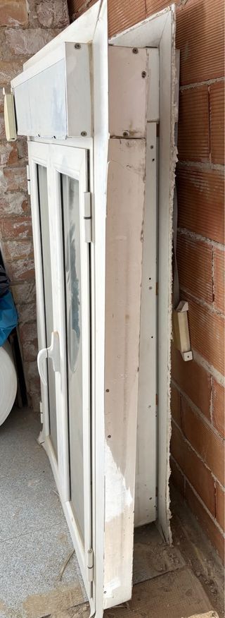 Ventana doble blanca con persiana