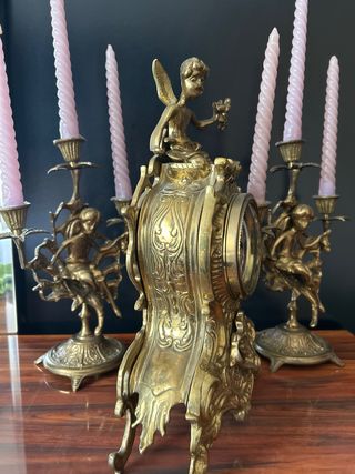 Conjunto de latón con figura y velas