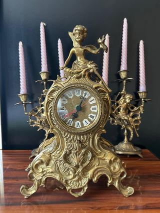 Conjunto de latón con figura y velas