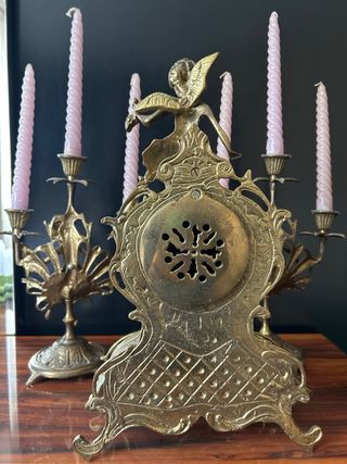 Conjunto de latón con figura y velas