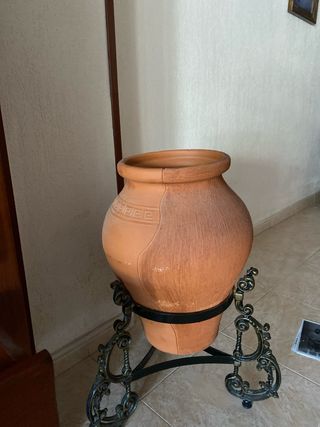 Tinaja de barro con pie de hierro forjado