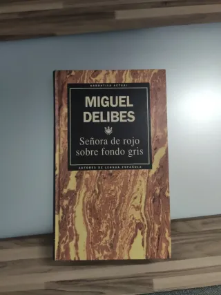 Señora de rojo sobre fondo gris