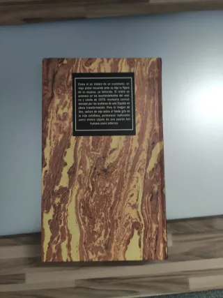 Señora de rojo sobre fondo gris