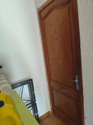 Puerta metálica con cristal y reja