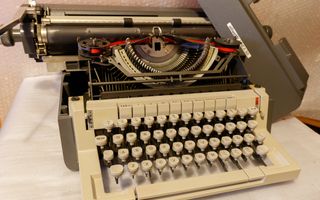 MÁQUINA DE ESCRIBIR OLIVETTI LÍNEA 98