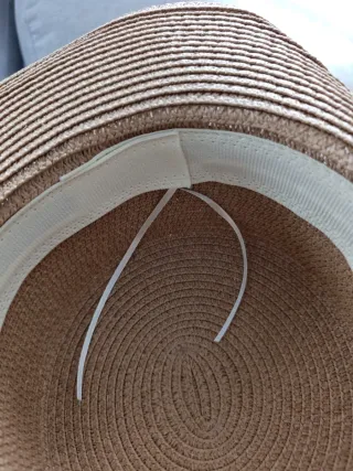 Sombrero de paja con cinta y perlas