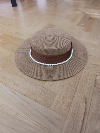 Sombrero de paja con cinta y perlas