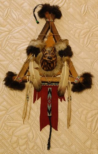 Figura decorativa de lobo con plumas