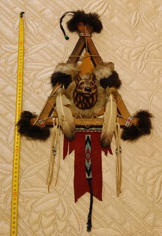 Figura decorativa de lobo con plumas