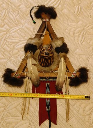 Figura decorativa de lobo con plumas