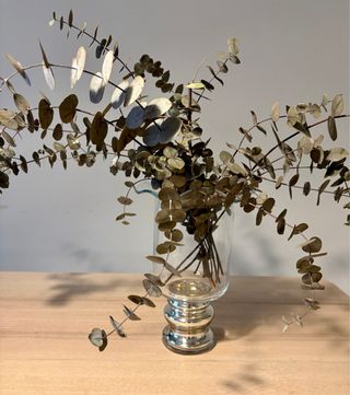 Florero de cristal con base plateada