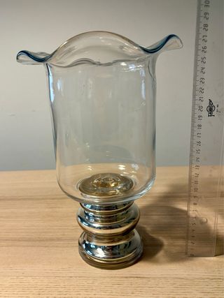 Florero de cristal con base plateada
