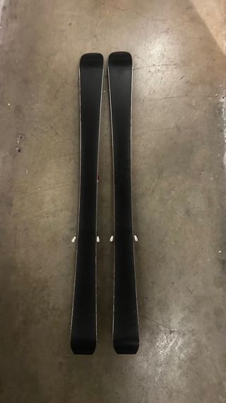 Esquís Wedze 120cm con fijaciones Look y bastones.