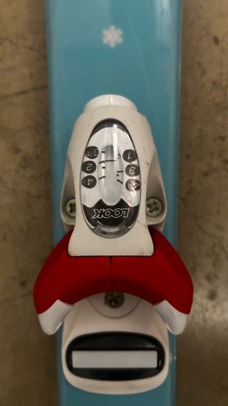 Esquís Wedze 120cm con fijaciones Look y bastones.