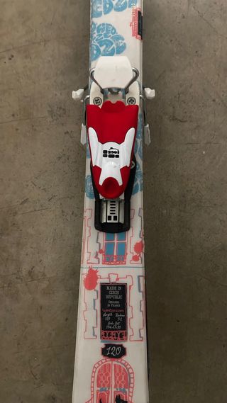 Esquís Wedze 120cm con fijaciones Look y bastones.