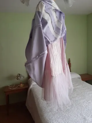 Vestido de fiesta lila y blanco