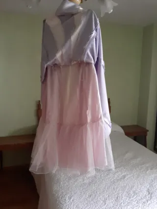 Vestido de fiesta lila y blanco